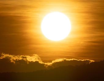 Closeup Of Bright Big Sun On The Sky With Orange Gradient Colors In A Calmly Evening Free Photo