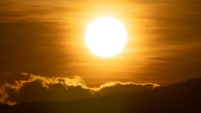 Closeup Of Bright Big Sun On The Sky With Orange Gradient Colors In A Calmly Evening Free Photo